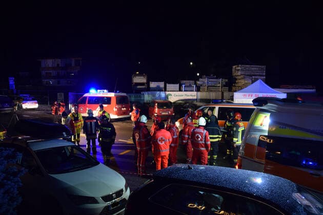 Bilder des Jahres 2020, News 01 Januar News Themen der Woche KW01 News Bilder des Tages (200105) -- LUTTACH, Jan. 5, 2020 (Xinhua) -- Emergency service staff members work at the site of a car accident in Luttach, Italy, Jan. 5, 2020. Six people were left dead and 11 others injured early Sunday after a car plowed into a group of German tourists in the northern region of Bolzano. According to reports, the incident took place at around 1 a.m. local time (0000 GMT) in the Italian town of Luttach in the Ahrntal Valley, an area popular for skiing. (Xinhua) ITALY-LUTTACH-CAR ACCIDENT 