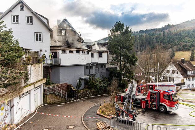 Millionenschaden: Hotel Traube Tonbach - Restaurantkomplex brennt komplett nieder - Tagbilder und Impressionen In der Nacht zum Sonntag brannte der Restaurantkomplex der Schwarzwaldstube komplett nieder, Millionenschaden., 72270 Baiersbronn, Deutschland *** Damage in millions Hotel Traube Tonbach restaurant complex burns down completely Day pictures and impressions In the night to Sunday the restaurant complex of the Schwarzwaldstube burned down completely, damage in millions, 72270 Baiersbronn, Germany Copyright: 7aktuell.dex xMarcxGruber