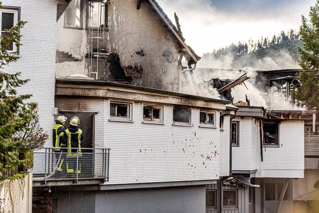 Millionenschaden: Hotel Traube Tonbach - Restaurantkomplex brennt komplett nieder - Tagbilder und Impressionen In der Nacht zum Sonntag brannte der Restaurantkomplex der Schwarzwaldstube komplett nieder, Millionenschaden., 72270 Baiersbronn, Deutschland *** Damage in millions Hotel Traube Tonbach restaurant complex burns down completely Day pictures and impressions In the night to Sunday the restaurant complex of the Schwarzwaldstube burned down completely, damage in millions, 72270 Baiersbronn, Germany Copyright: 7aktuell.dex xMarcxGruber