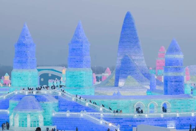 Bilder des Jahres 2020, News 01 Januar News Themen der Woche KW01 News Bilder des Tages (200105) -- HARBIN, Jan. 5, 2020 -- People visit the 36th Harbin Ice and Snow Festival at Harbin Ice-Snow World in Harbin, capital of China s northernmost Heilongjiang Province, Jan. 5, 2020. The annual Harbin Ice and Snow Festival opened to public here on Sunday. ) CHINA-HARBIN-ICE AND SNOW FESTIVAL-OPENING(CN) ZhangxTao 