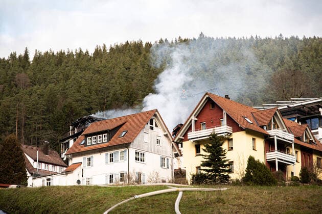 Millionenschaden: Drei-Sterne-Restaurant komplett niedergebrannt Traube Tonbach In der Nacht zum Sonntag brannte der Restaurantkomplex der Schwarzwaldstube komplett nieder, Millionenschaden., 72270 Baiersbronn, Deutschland *** Million damage Three star restaurant completely burned down Traube Tonbach In the night from Sunday the restaurant complex of the Schwarzwaldstube completely burned down, million damage, 72270 Baiersbronn, Germany Copyright: 7aktuell.dex xMarcxGruber