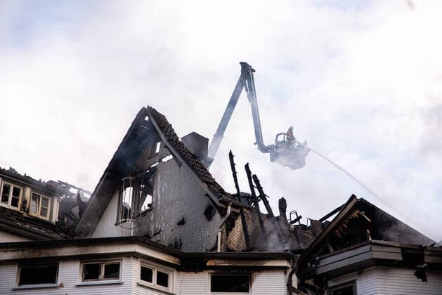 Millionenschaden: Drei-Sterne-Restaurant komplett niedergebrannt Traube Tonbach In der Nacht zum Sonntag brannte der Restaurantkomplex der Schwarzwaldstube komplett nieder, Millionenschaden., 72270 Baiersbronn, Deutschland *** Million damage Three star restaurant completely burned down Traube Tonbach In the night from Sunday the restaurant complex of the Schwarzwaldstube completely burned down, million damage, 72270 Baiersbronn, Germany Copyright: 7aktuell.dex xMarcxGruber