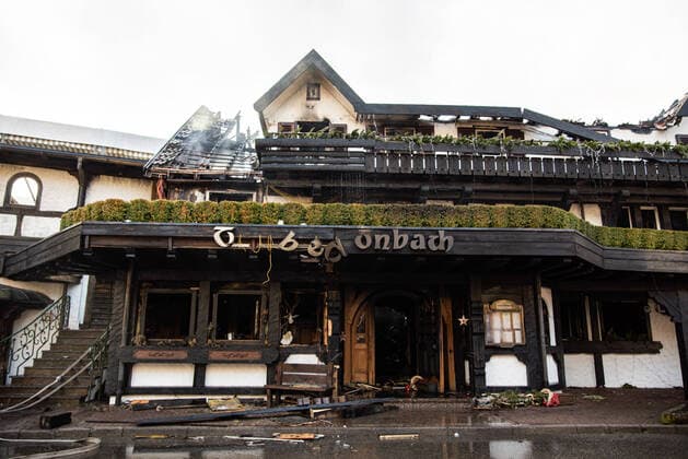 News Bilder des Tages Millionenschaden: Drei-Sterne-Restaurant komplett niedergebrannt Traube Tonbach In der Nacht zum Sonntag brannte der Restaurantkomplex der Schwarzwaldstube komplett nieder, Millionenschaden., 72270 Baiersbronn, Deutschland *** Million damage Three star restaurant completely burned down Traube Tonbach In the night from Sunday the restaurant complex of the Schwarzwaldstube completely burned down, million damage, 72270 Baiersbronn, Germany Copyright: 7aktuell.dex xMarcxGruber