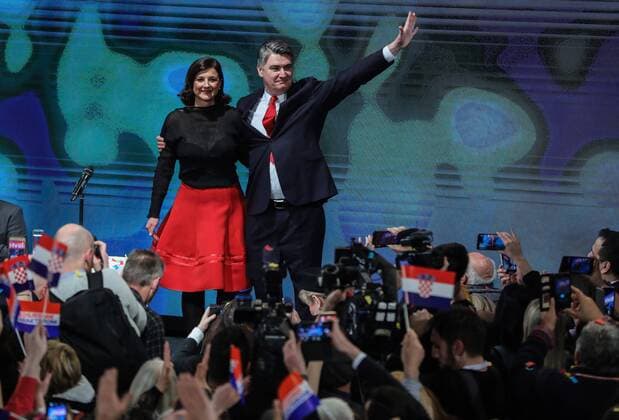 Bilder des Jahres 2020, News 01 Januar News Themen der Woche KW01 News Bilder des Tages (200105) -- ZAGREB, Jan. 5, 2020 (Xinhua) -- Zoran Milanovic (R, Rear) waves to supporters after winning the presidential election in Zagreb, Croatia, on Jan. 5, 2020. Former Croatian Prime Minister Zoran Milanovic won the second round of presidential election on Sunday, according to results from the State Electoral Commission. (Jurica Galoic Pixsell via Xinhua) CROATIA-ZAGREB-PRESIDENTIAL ELECTION 