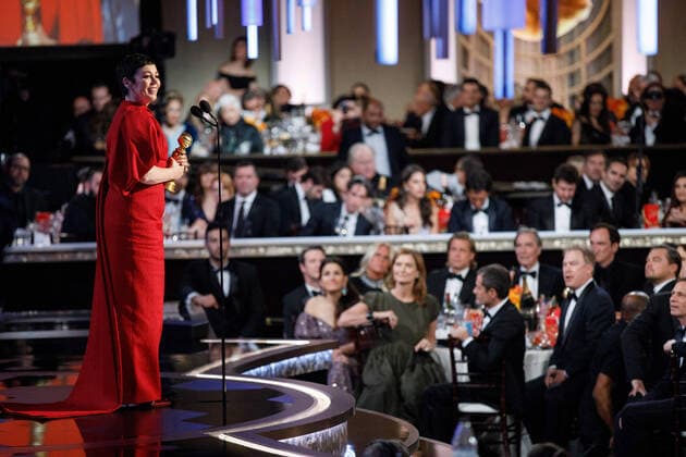 Entertainment Bilder des Tages Olivia Colman accepts the Golden Globe Award for Best Performance by an Actress In A Television Series - Drama for her role in The Crown from presenters, Jason Momoa and Zoe Kravitz at the 77th Annual Golden Globe Awards at the Beverly Hilton in Beverly Hills, CA on Sunday, January 5, 2020.  Copyright: xHFPAxPhotographerx 33938-293PLX