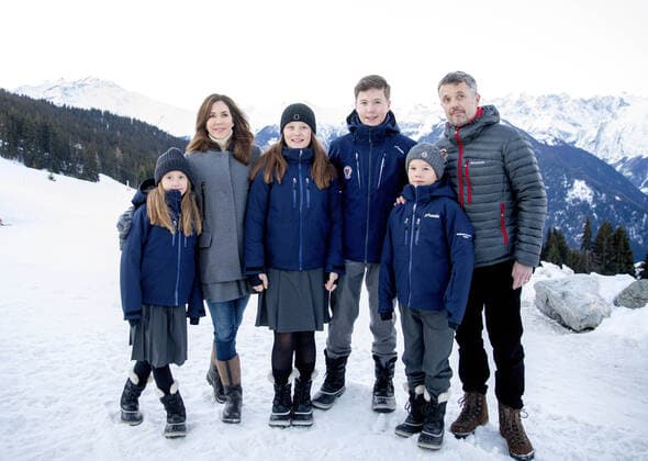 06-01-2020 Denmark Princess Mary and Prince Frederik and Prince Christian and Princess Isabella and Prince Vincent and Princess Josephine posing in the snow of Verbier, Switzerland. The children start a 12 week course at the International School of Lemania-Bees  Copyright: xPPEx
