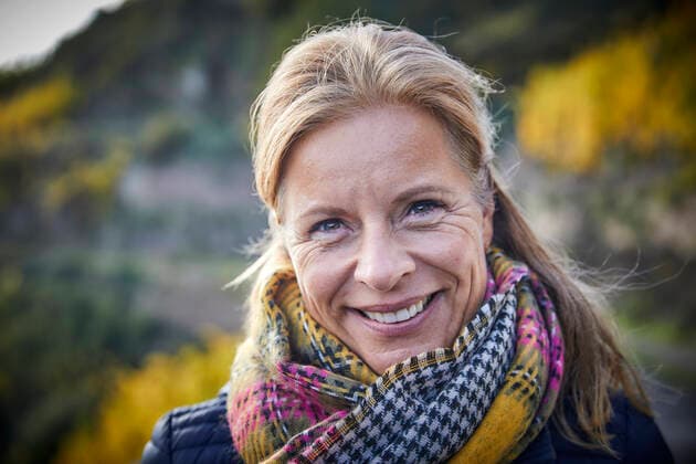IMAGO Creative: Internationaler Frauenmonat, Gesundheit, Frauen in der Menopause Portrait of a smiling mature woman outdoors model released Symbolfoto  FMKF06047