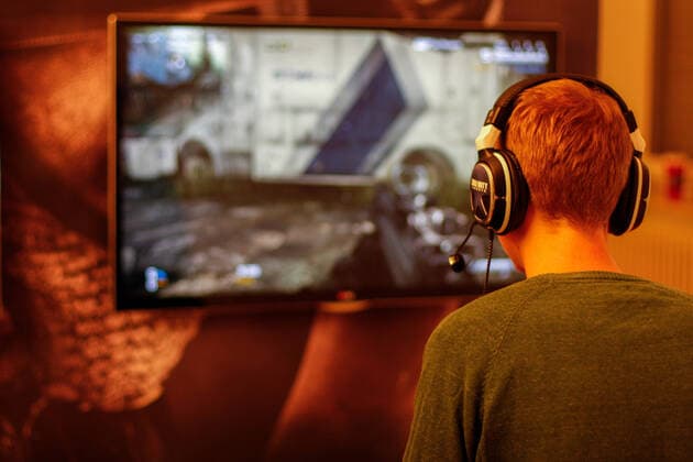 Gamer spielt Ballerspiel Ghosts aus der Call Of Duty Reihe von Activision auf der Spielekonsole Microsoft Xbox One Microsoft Xbox One Videospiel