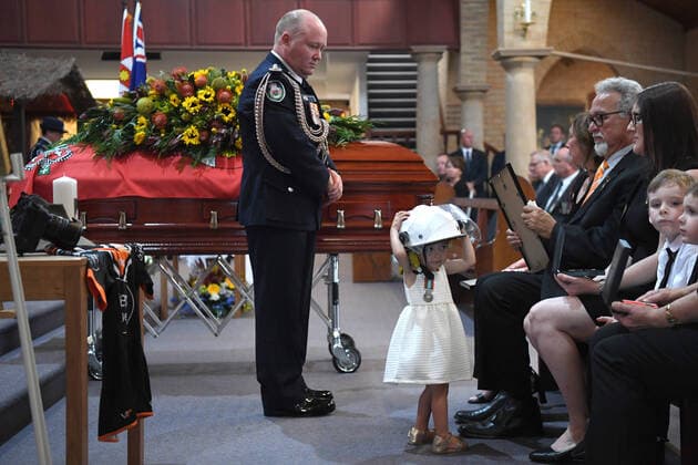 Bilder des Jahres 2020, News 01 Januar News Bilder des Tages RFS VOLUNTEER FUNERAL, Charlotte O Dwyer, the young daughter of Rural Fire Service volunteer Andrew O Dwyer wears her fathers helmet after being presented with her fathers service medal by RFS Commissioner Shane Fitzsimmons during the funeral for NSW RFS volunteer Andrew ODwyer at Our Lady of Victories Catholic Church in Horsley Park, Sydney, Tuesday, January 7, 2020. ( NO ARCHIVING, EDITORIAL USE ONLY, NO USE IN BOOKS WITHOUT CONSENT SYDNEY NSW AUSTRALIA  Copyright: xDEANxLEWINSx 20200107001440806038