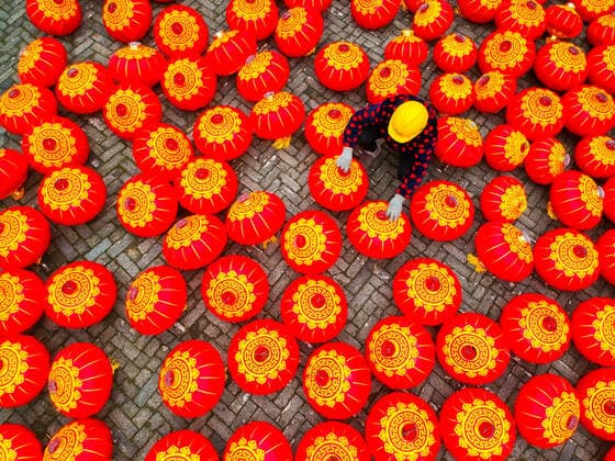 Bilder des Jahres 2020, News 01 Januar News Bilder des Tages January 7, 2020, Jiangsu, Jiangsu, China: Jiangsu,CHINA-Workers install and hang lanterns at the Shuihui garden scenic spot in Rugao city, east China s Jiangsu province, Jan. 6, 2020.The Spring Festival is coming, Shuihui garden scenic area prepared tens of thousands of lanterns of different sizes, dress up the scenic area, create a festive atmosphere. Jiangsu China  - ZUMAs145 20200107_zaa_s145_125 Copyright: xXuxHuix