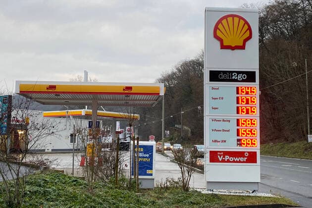 Kurioses in Siegen, bei verschiedenen Tankstellen im Stadtgebiet hat sich der Dieselpreis dem Preis fuer Super fast angeglichen wie hier bei der Tankstelle Shell in Siegen an der Eiserfelder Strasse Tankstelle, Spritpreise in Siegen, am 07.01.2020 in Siegen Deutschland.