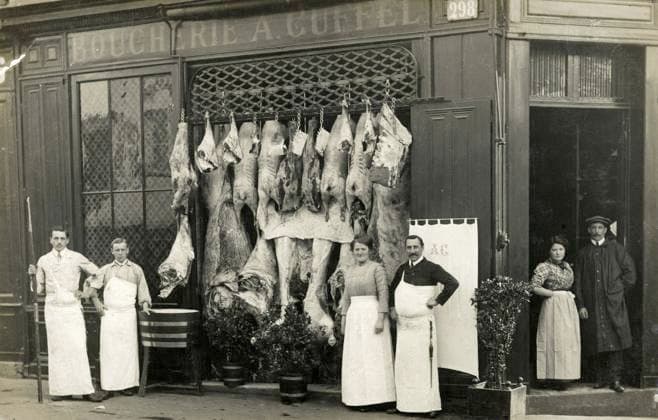 BOUCHERIE annees 10 Devanture d une boucherie. Photographie anonyme pour une carte postale vers 1910. Credit : Collection IM KHARBINE-TAPABOR. *** BUTTERHOUSE years 10 Front of a butcher shop Anonymous photograph for a postcard around 1910 Credit Collection IM KHARBINE TAPABOR  KH177727