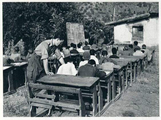 GUERRE D ALGERIE Pour permettre aux petits kabyles de continuer leurs etudes, l armee de pacification utilise differentes formules : ici une classe en plein air a ete organisee . Photographie anonyme pour une carte postale vers 1955. Credit : Collection IM KHARBINE-TAPABOR. *** ALGERIAN WAR In order to allow the small Kabyle children to continue their studies, the army of pacification uses different formulas here an open air class was organized Anonymous photograph for a postcard around 1955 Credit Collection IM KHARBINE TAPABOR  KH178572