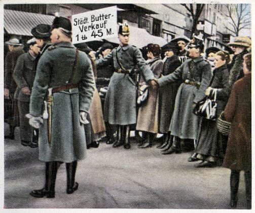 ALLEMAGNE annees 20 Janvier 1922 : inflation. Vente de beurre sous protection policiere. Photographie tiree de l album d images allemand Die Nachkriegszeit 1918-1934 . Credit : Collection KHARBINE-TAPABOR. *** GERMANY years 20 January 1922 inflation Sale of butter under police protection Photograph from the German picture album Die Nachkriegszeit 1918 1934 Credit Collection KHARBINE TAPABOR  KH181542