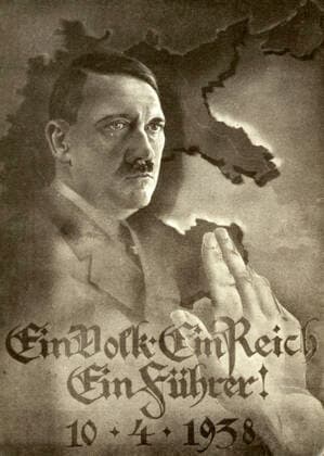 ALLEMAGNE annees 30 Ein Volk, ein Reich, ein Fuhrer ! . Illustration anonyme pour une carte postale de propagande allemande de 1938 derriere HITLER, carte de l Allemagne, comprenant l Autriche, la Grande Allemagne, celebrant l Anschluss. Credit : Collection IM KHARBINE-TAPABOR.