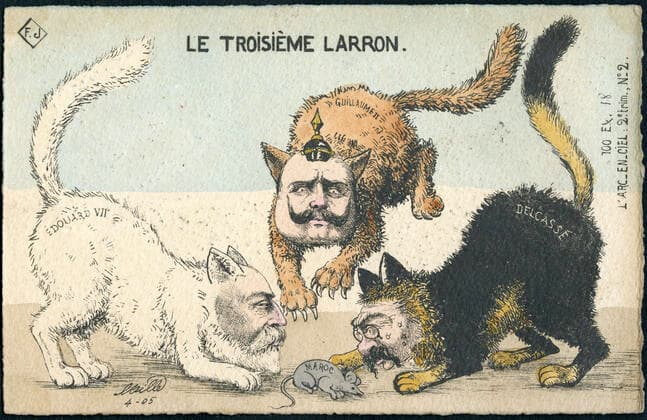 MAROC annees 1900 Le troisieme larron : les chats EDOUARD VII, DELCASSE et GUILLAUME II se disputent la souris du Maroc. Caricature par MILLE pour une carte postale vers 1905. Credit : Collection IM KHARBINE-TAPABOR.