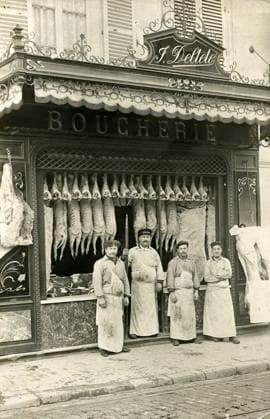 BOUCHERIE annees 10 Devanture d une boucherie. Photographie anonyme pour une carte postale vers 1910. Credit : Collection IM KHARBINE-TAPABOR. *** BUTTERHOUSE years 10 Front of a butcher shop Anonymous photograph for a postcard around 1910 Credit Collection IM KHARBINE TAPABOR  KH188276