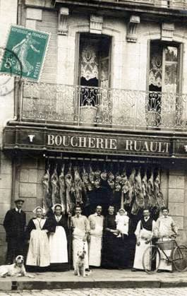 BOUCHERIE annees 10 Devanture d une boucherie. Photographie anonyme pour une carte postale vers 1910. Credit : Collection IM KHARBINE-TAPABOR. *** BUTTERHOUSE years 10 Front of a butcher shop Anonymous photograph for a postcard around 1910 Credit Collection IM KHARBINE TAPABOR  KH188277