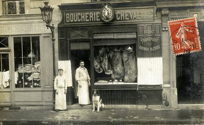 BOUCHERIE annees 1900 Devanture d une boucherie chevaline. Photographie anonyme pour une carte postale vers 1908. Credit : Collection IM KHARBINE-TAPABOR. *** BUTTERHOUSE 1900s Front of a horse butcher shop Anonymous photograph for a postcard around 1908 Credit Collection IM KHARBINE TAPABOR  KH188310