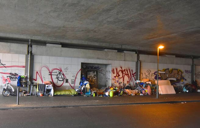 Unter den Bahnbruecken Ostbahnhof, Koppenstrasse, haben sich viele Obdachlose ein Stammplatz eingerichtet. Kochnische und Bett fuer Opa gehoeren dazu. Fast jeden Morgen starten hier Reiseunternehmen ihre Busfahrten. *** Under the railway bridges Ostbahnhof, Koppenstrasse, many homeless people have set up a regular place for themselves Kitchenette and bed for grandpa are among them Almost every morning, travel companies start their bus trips here