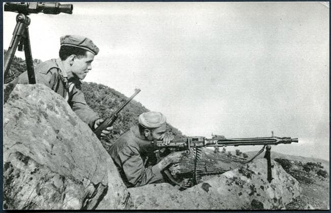 GUERRE D ALGERIE Combattants de l ALN (Armee de Liberation Nationale). Photographie anonyme vers 1960 pour une carte postale editee par le Ministere de l Information du GPRA (Gouvernement Provisoire de la Republique Algerienne). Credit : Collection NBL Kharbine-Tapabor. *** ALGERIAN WAR NLA fighters National Liberation Army Anonymous photograph around 1960 for a postcard edited by the Ministry of Information of the GPRA Provisional Government of the Algerian Republic Credit Collection NBL Kharbine Tapabor  KH199494