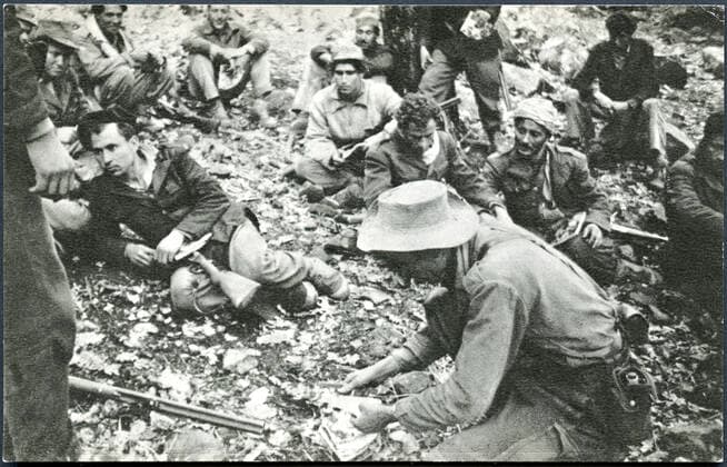 GUERRE D ALGERIE Combattants de l ALN (Armee de Liberation Nationale). Photographie anonyme vers 1960 pour une carte postale editee par le Ministere de l Information du GPRA (Gouvernement Provisoire de la Republique Algerienne). Credit : Collection NBL Kharbine-Tapabor. *** ALGERIAN WAR NLA fighters National Liberation Army Anonymous photograph around 1960 for a postcard edited by the Ministry of Information of the GPRA Provisional Government of the Algerian Republic Credit Collection NBL Kharbine Tapabor  KH199496