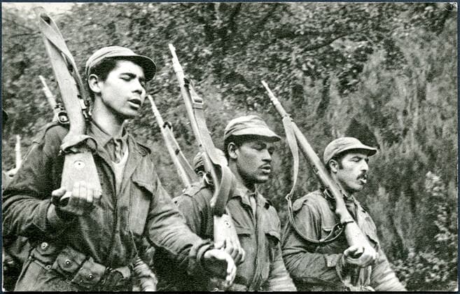 GUERRE D ALGERIE Combattants de l ALN (Armee de Liberation Nationale). Photographie anonyme vers 1960 pour une carte postale editee par le Ministere de l Information du GPRA (Gouvernement Provisoire de la Republique Algerienne). Credit : Collection NBL Kharbine-Tapabor. *** ALGERIAN WAR NLA fighters National Liberation Army Anonymous photograph around 1960 for a postcard edited by the Ministry of Information of the GPRA Provisional Government of the Algerian Republic Credit Collection NBL Kharbine Tapabor  KH199497