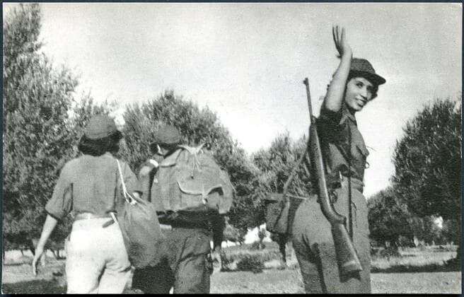 GUERRE D ALGERIE Combattantes de l ALN (Armee de Liberation Nationale). Photographie anonyme vers 1960 pour une carte postale editee par le Ministere de l Information du GPRA (Gouvernement Provisoire de la Republique Algerienne). Credit : Collection NBL Kharbine-Tapabor. *** ALGERIAN WAR NLA fighters National Liberation Army Anonymous photograph around 1960 for a postcard edited by the Ministry of Information of the GPRA Provisional Government of the Algerian Republic Credit Collection NBL Kharbine Tapabor  KH199498