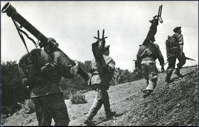 GUERRE D ALGERIE Combattants de l ALN (Armee de Liberation Nationale). Photographie anonyme vers 1960 pour une carte postale editee par le Ministere de l Information du GPRA (Gouvernement Provisoire de la Republique Algerienne). Credit : Collection NBL Kharbine-Tapabor. *** ALGERIAN WAR NLA fighters National Liberation Army Anonymous photograph around 1960 for a postcard edited by the Ministry of Information of the GPRA Provisional Government of the Algerian Republic Credit Collection NBL Kharbine Tapabor  KH199500
