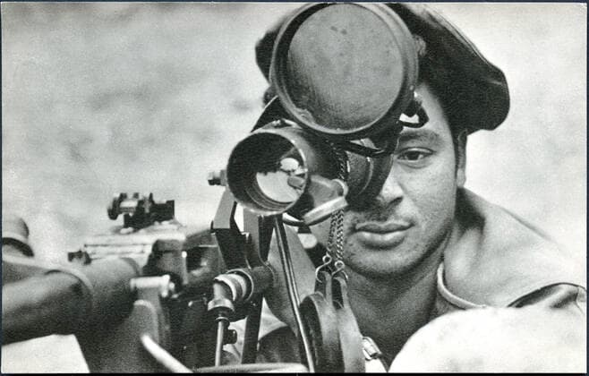 GUERRE D ALGERIE Combattants de l ALN (Armee de Liberation Nationale). Photographie anonyme vers 1960 pour une carte postale editee par le Ministere de l Information du GPRA (Gouvernement Provisoire de la Republique Algerienne). Credit : Collection NBL Kharbine-Tapabor. *** ALGERIAN WAR NLA fighters National Liberation Army Anonymous photograph around 1960 for a postcard edited by the Ministry of Information of the GPRA Provisional Government of the Algerian Republic Credit Collection NBL Kharbine Tapabor  KH199501