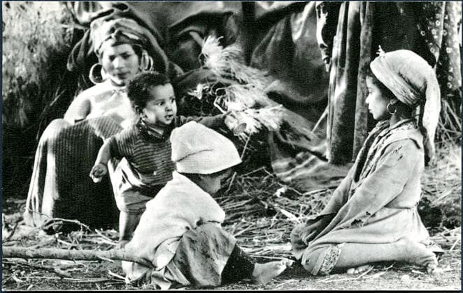 GUERRE D ALGERIE Famille de refugies algeriens. Photographie anonyme vers 1960 pour une carte postale editee par le Ministere de l Information du GPRA (Gouvernement Provisoire de la Republique Algerienne). Credit : Collection NBL Kharbine-Tapabor. *** WAR IN ALGERIA Family of Algerian refugees Anonymous photograph around 1960 for a postcard edited by the Ministry of Information of the GPRA Provisional Government of the Algerian Republic Credit Collection NBL Kharbine Tapabor  KH199502