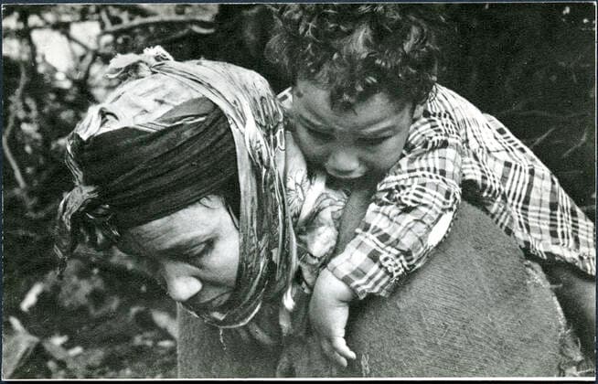 GUERRE D ALGERIE Refugies algeriens. Mere et son enfant. Photographie anonyme vers 1960 pour une carte postale editee par le Ministere de l Information du GPRA (Gouvernement Provisoire de la Republique Algerienne). Credit : Collection NBL Kharbine-Tapabor. *** WAR IN ALGERIA Algerian refugees Mere and her child Anonymous photograph around 1960 for a postcard edited by the Ministry of Information of the GPRA Provisional Government of the Republic of Algeria Credit Collection NBL Kharbine Tapabor  KH199504