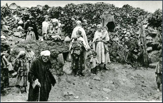 GUERRE D ALGERIE Refugies algeriens. Photographie anonyme vers 1960 pour une carte postale editee par le Ministere de l Information du GPRA (Gouvernement Provisoire de la Republique Algerienne). Credit : Collection NBL Kharbine-Tapabor. *** WAR IN ALGERIA Algerian refugees Anonymous photograph around 1960 for a postcard edited by the Ministry of Information of the GPRA Provisional Government of the Algerian Republic Credit Collection NBL Kharbine Tapabor  KH199505
