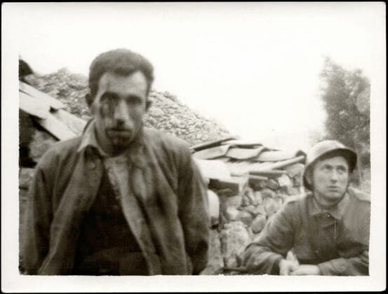 GUERRE D ALGERIE Homme arrete par l armee francaise au cours d une operation dans les Aures (Algerie). Photographie anonyme vers 1960. Credit : Collection NBL Kharbine-Tapabor. *** WAR IN ALGERIA Man arrested by the French army during an operation in the Aures Algerie Anonymous photograph circa 1960 Credit Collection NBL Kharbine Tapabor  KH199641