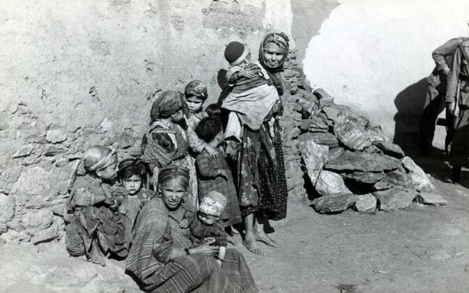 GUERRE D ALGERIE Femmes et enfants ecartees pendant une operation d arrestation dans une mechta dans les Aures en Algerie. Photographie anonyme vers 1960. Credit : Collection NBL Kharbine-Tapabor. *** ALGERIAN WAR Women and children being pushed aside during an arrest operation in a mechta in the Aures Mountains of Algeria Anonymous photograph circa 1960 Credit Collection NBL Kharbine Tapabor  KH199644