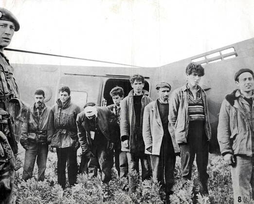 GUERRE D ALGERIE Groupe de prisonniers algeriens encadres par des militaires francais. Photographie anonyme vers 1958 pour la propagande francaise. Credit : Collection IM Kharbine-Tapabor. *** ALGERIAN WAR Group of Algerian prisoners framed by French soldiers Anonymous photograph around 1958 for French propaganda Credit Collection IM Kharbine Tapabor  KH202434