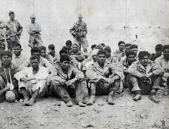 GUERRE D ALGERIE Groupe de prisonniers algeriens encadres par des militaires francais. Photographie anonyme vers 1958 pour la propagande francaise. Credit : Collection IM Kharbine-Tapabor. *** ALGERIAN WAR Group of Algerian prisoners framed by French soldiers Anonymous photograph around 1958 for French propaganda Credit Collection IM Kharbine Tapabor  KH202435