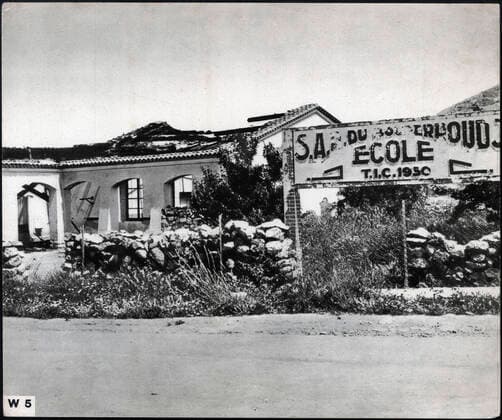 GUERRE D ALGERIE Ecole plastiquee par les rebelles en Algerie. Photographie anonyme vers 1958 pour la propagande francaise. Credit : Collection IM Kharbine-Tapabor. *** WAR IN ALGERIA Plastic school by the rebels in Algeria Anonymous photograph around 1958 for the French propaganda Credit Collection IM Kharbine Tapabor  KH202436