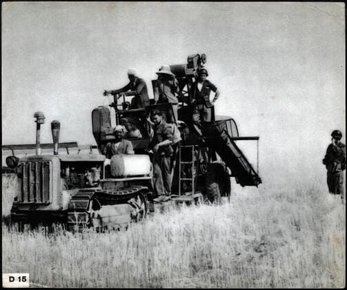 GUERRE D ALGERIE Soldats francais protegeant les travaux agricoles en Algerie. Photographie anonyme vers 1958 pour la propagande francaise. Credit : Collection IM Kharbine-Tapabor. *** WAR IN ALGERIA French soldiers protecting agricultural work in Algeria Anonymous photograph around 1958 for French propaganda Credit Collection IM Kharbine Tapabor  KH202439