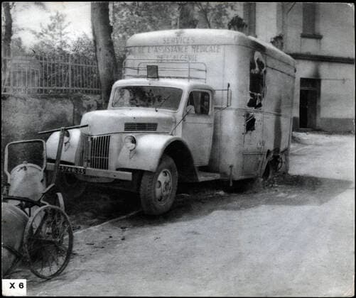 GUERRE D ALGERIE Camion des Services de l Assistance medicale de l Algerie plastiques. Photographie anonyme vers 1958 pour la propagande francaise. Credit : Collection IM Kharbine-Tapabor. *** WAR IN ALGERIA Truck of the Medical Assistance Services of Algeria Plastic Anonymous photograph around 1958 for the French propaganda Credit Collection IM Kharbine Tapabor  KH202440