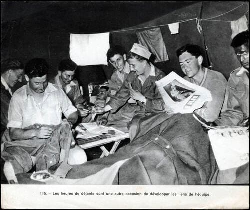 GUERRE D ALGERIE Les heures de detente sont une autre occasion de developper les liens de l equipe (Appeles du contingent sous une tente). Photographie anonyme vers 1958 pour la propagande francaise. Credit : Collection IM Kharbine-Tapabor. *** ALGERIAN WAR The hours of relaxation are another opportunity to develop the links of the team Called from the contingent under a tent Anonymous photograph around 1958 for the French propaganda Credit Collection IM Kharbine Tapabor  KH202441