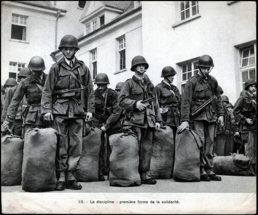 GUERRE D ALGERIE La discipline : premiere forme de la solidarite. (Appeles du contingent avec leur paquetage a leur arrivee en Algerie). Photographie anonyme vers 1958 pour la propagande francaise. Credit : Collection IM Kharbine-Tapabor. *** ALGERIAN WAR The first discipline of solidarity Calls of the contingent with their package upon their arrival in Algeria Anonymous photograph around 1958 for the French propaganda Credit Collection IM Kharbine Tapabor  KH202443