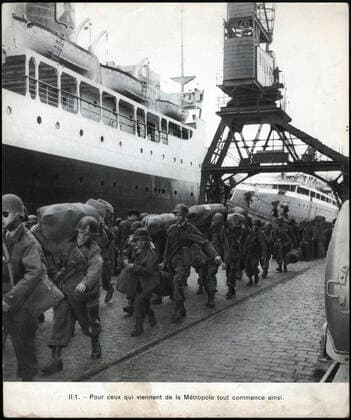 GUERRE D ALGERIE Pour ceux qui viennent de la Metropole tout commence ainsi. (Appeles du contingent debarquant en Algerie). Photographie anonyme vers 1958 pour la propagande francaise. Credit : Collection IM Kharbine-Tapabor. *** ALGERIAN WAR For those who come from the metropolis, it all starts like this Calling of the contingent landing in Algeria Anonymous photograph around 1958 for the French propaganda Credit Collection IM Kharbine Tapabor  KH202446