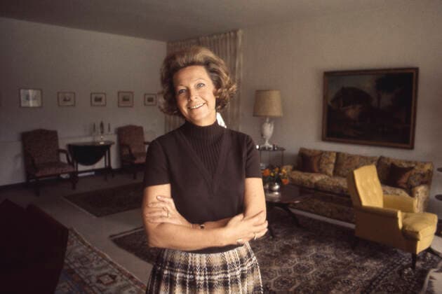 Rut BRANDT, Ehefrau von Willy Brandt, Politiker, steht im Wohnzimmer, privat, halbe Figur, Halbfigur, Portraet, Porträt, Portrait, Angeschnittenes Einzelbild, Einzelmotiv, undatierte Aufnahme ca. 1970, *** Rut BRANDT, wife of Willy Brandt, politician, standing in the living room, private, half figure, half-length portrait, portrait, portrait, cut single image, single motif, undated photograph c. 1970,