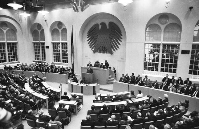 Deutschland, Bonn, 01.09.1989. Archiv-Nr.: 08 04-08 Regierungserklärung von Bundeskanzler Kohl zum Gedenktag des Einmarsches 1939 in Polen Foto: Bundeskanzler Helmut Kohl bei Rede Regierungserklärung von Bundeskanzler Kohl zum Gedenktag des Einmarsches 1939 in Polen *** Germany, Bonn, 01 09 1989 Archive No 08 04 08 Governmental declaration by Chancellor Kohl on the commemoration day of the invasion 1939 in Poland Photo Chancellor Helmut Kohl during speech Governmental declaration by Chancellor Kohl on the commemoration day of the invasion 1939 in Poland