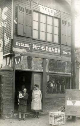 COMMERCE Devanture d un magasin de cycles a Gennevilliers. Photographie anonyme pour une carte postale vers 1925. Credit : Collection IM KHARBINE-TAPABOR. *** COMMERCE Front of a cycle shop in Gennevilliers Anonymous photograph for a postcard around 1925 Credit Collection IM KHARBINE TAPABOR  KH207490