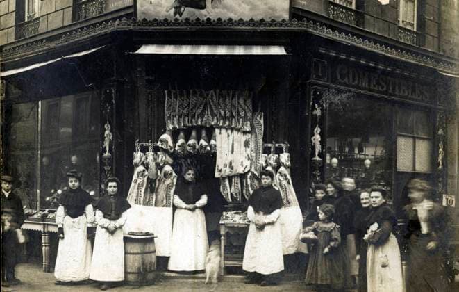 BOUCHERIE Devanture d une boucherie. Photographie anonyme pour une carte postale vers 1910. Credit : Collection IM KHARBINE-TAPABOR. *** BUTTERHOUSE Front of a butcher shop Anonymous photograph for a postcard circa 1910 Credit Collection IM KHARBINE TAPABOR  KH214293