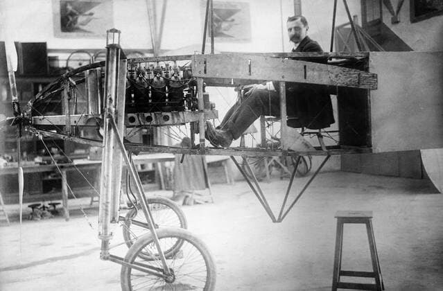 Louis BLERIOT Louis BLERIOT (1872-1936) sur son monoplan dans un atelier. Photographie anonyme de l agence Bain News Service vers 1910. Credit : Collection Avant-Demain Kharbine-Tapabor. *** Louis BLERIOT Louis BLERIOT 1872 1936 on his monoplane in a workshop Anonymous photograph of the Bain News Service agency around 1910 Credit Collection Avant Demain Kharbine Tapabor  KH215266
