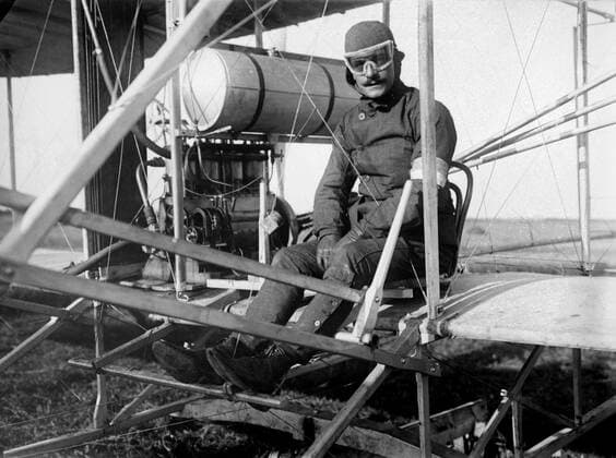 Eugene LEFEBVRE Eugene LEFEBVRE (1878-1909) sur son biplan pendant La Grande Semaine d Aviation de la Champagne en 1909. Photographie anonyme de l agence Bain News Service. Credit : Collection Avant-Demain Kharbine-Tapabor. *** Eugene LEFEBVRE Eugene LEFEBVRE 1878 1909 on his biplane during La Grande Semaine d Aviation de la Champagne in 1909 Anonymous photograph of the agency Bain News Service Credit Collection Avant Demain Kharbine Tapabor  KH215284