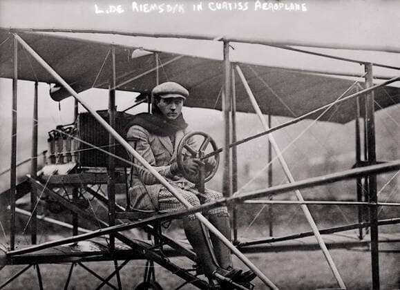 Louis de RIEMSDYK Louis de RIEMSDYK (1890-1955) sur son biplan Curtiss pendant La Grande Semaine d Aviation de la Champagne en 1909. Photographie anonyme de l agence Bain News Service. Credit : Collection Avant-Demain Kharbine-Tapabor. *** Louis de RIEMSDYK Louis de RIEMSDYK 1890 1955 on his biplane Curtiss during the Great Champagne Flying Week in 1909 Anonymous photograph of the agency Bain News Service Credit Collection Avant Demain Kharbine Tapabor  KH215285